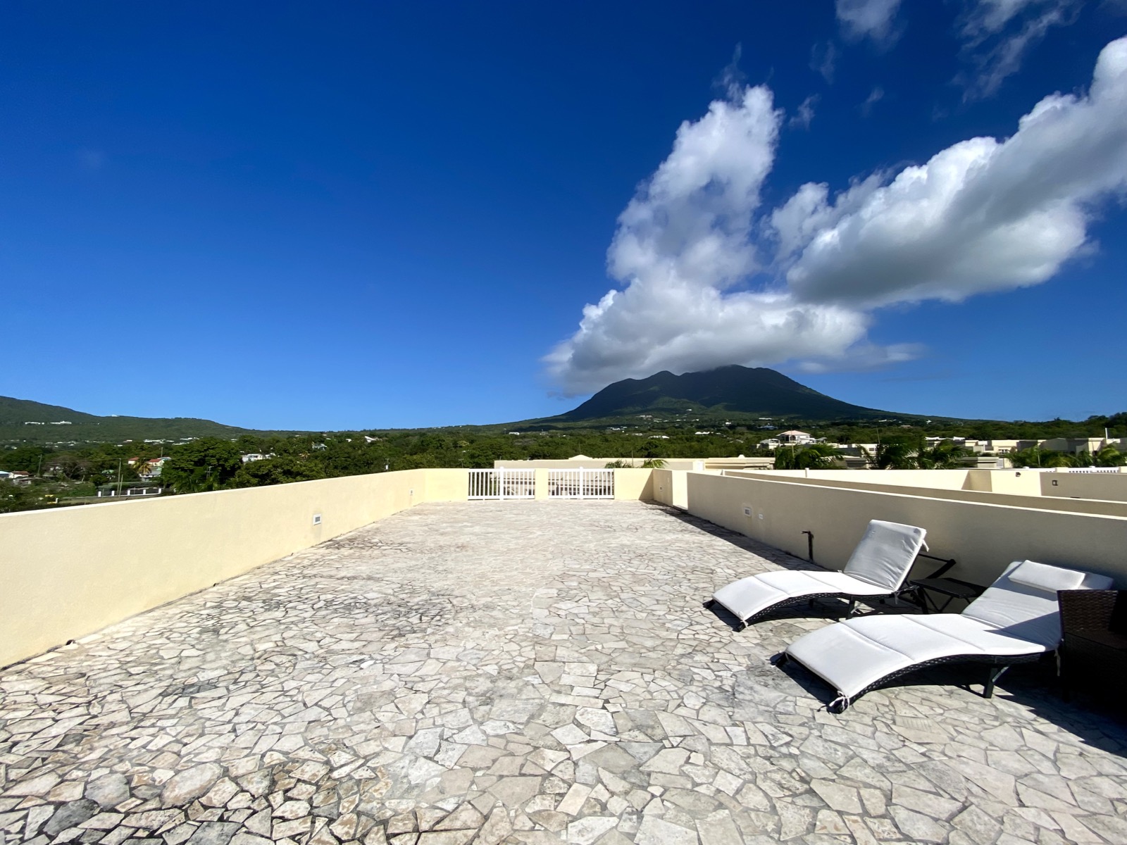 7A The Hamilton – Beachfront Townhouse
